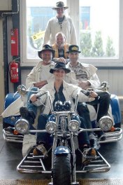 Ofenrohre lachend auf Trike