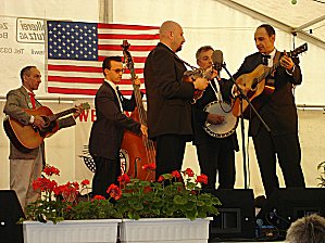 Die drei Solisten an ihrem eigenen Mikrofon. Der Bassist ist erst seit 4 Wochen dabei, aber ganz, ganz toll!