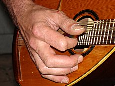 Jan spielt seine Mandoline mit Plektrum. Ob die Verletzung vom "fliegenden Instrumentenwechsel" kommt?