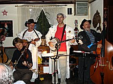 Leidenschaftlich und lauthals singen die Drei hier