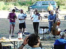 Nach dem Kiosk-Auftritt begrten die 4 Ofenrohre auch die Gste vom Boule-Club-Gste March.