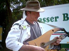 Jan mit seiner Harfen-Mandoline, aber auch zustndig fr Gitarre.