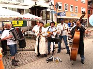 Fnf Ofenrohre und zwei Gste spielen gemeinsam