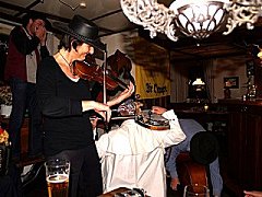 Instrumente auf dem Rcken gespielt