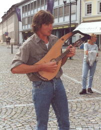 Jan auf dem Marktplatz im Emmendingern mit seiner "Harfgen"-Mandoline