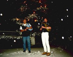 Jan und Uli inmitten Scheeflocken vor Weihnachtsbaum