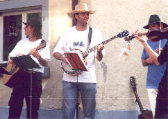 Torsten, Markus, Jan an der Mauer des Hauses gegenber