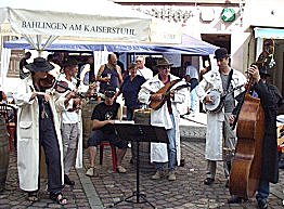 Wir hatten zwei Gste dabei: am Samstag Irenchen, am Sonntag. Hier sind wir vor dem "Alten Stadttor" den